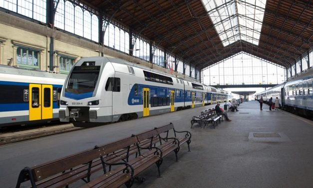 Leszakadt a Nyugati pályaudvar teteje, ezért késnek a vonatok