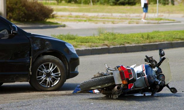 Idegesítette a motoros, ezért szándékosan hajtott neki autójával a férfi