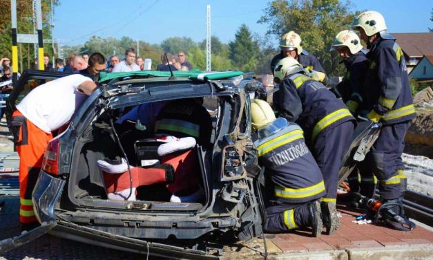 Darabokra szaggatta az autót a vonat Rákoscsabánál, egy család ült benne – Videó (18+)