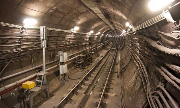 Leállt a 2-es metró, a síneken rohangált egy fiatal férfi