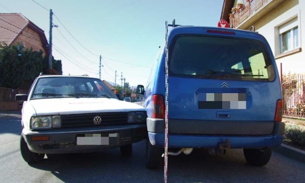 Beugrott a henteshez, közben ellopták és összetörték az autóját