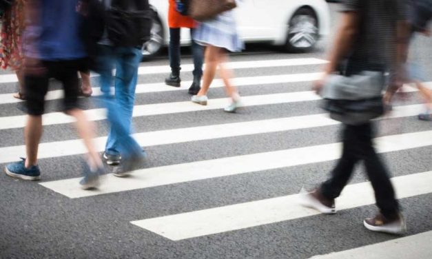 „Ilyen balesetnél nem kívánságműsor a segítségnyújtás” – a zebrán gázoltak el egy fiatal férfit Budakalászon, eltűnt az elkövető