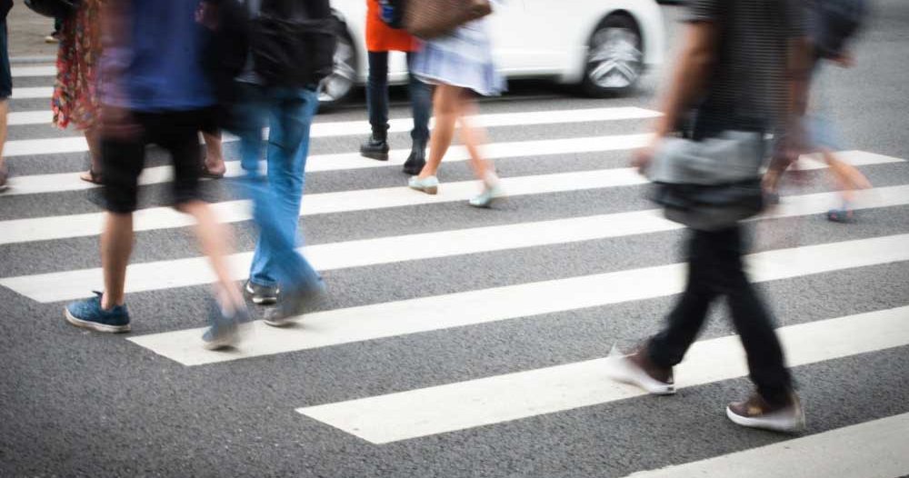 „Ilyen balesetnél nem kívánságműsor a segítségnyújtás” – a zebrán gázoltak el egy fiatal férfit Budakalászon, eltűnt az elkövető