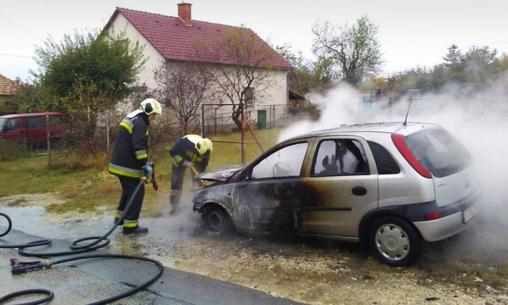 Elfüstölt egy Opel az érdi utcán