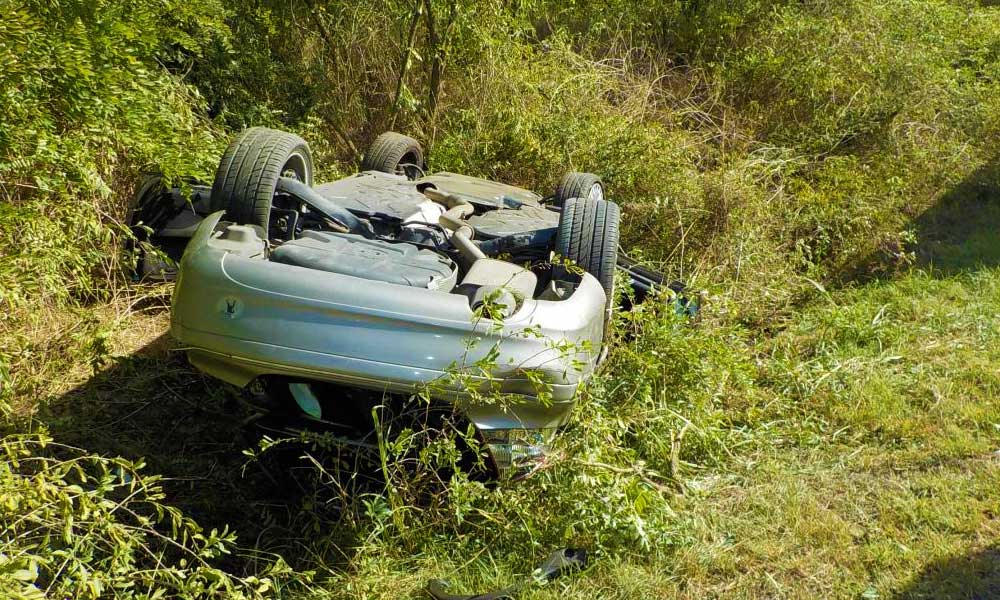 Árokba sodródott egy autó, a sofőr a roncsba szorult