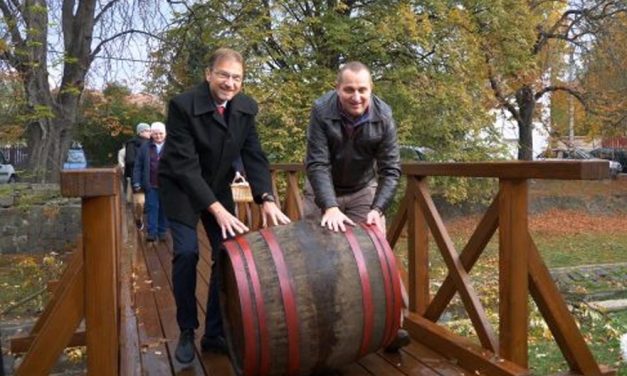 A balszerencse miatt hordót gurított a szentendrei polgármester, a Dunán is új híd épülhet