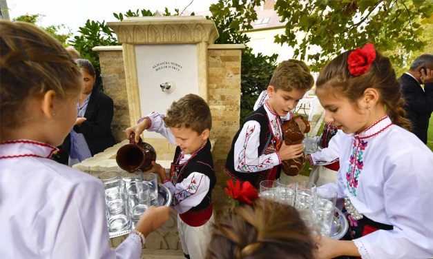 Nekik köszönhetjük a padlizsánt, most ivókutat avattak a tiszteletükre