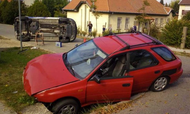 Árokba csapódott a Subaru, a Bt. furgonja pedig felborult – látványosság lett a baleset az utcában