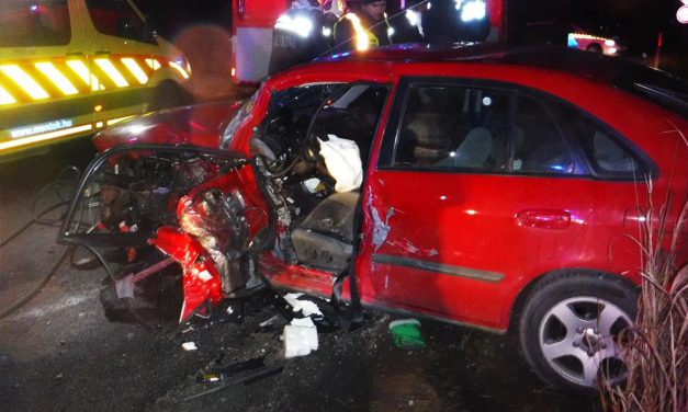 Durva karambol az 51-esen! Kamion ütközött autóval