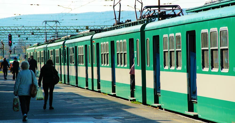 Hiába ordibált segítségért az a nő, akit a HÉV megállóban raboltak ki Szigetszentmiklóson – Egy másik férfi tétlenül nézte végig a sokkoló jelenetet