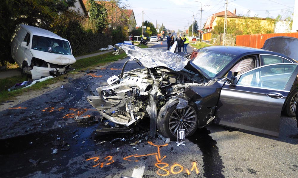 Tragikus gázolás! Nem a zebrán akart átmenni az úton, elütötte egy piás BMW-s