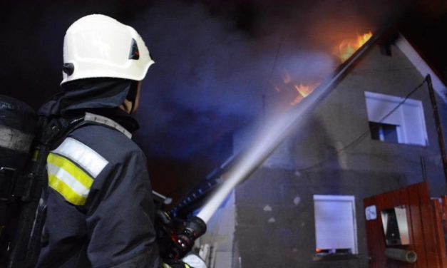 Lángolt egy ház Fóton, kemény éjszakája volt az érintett családnak