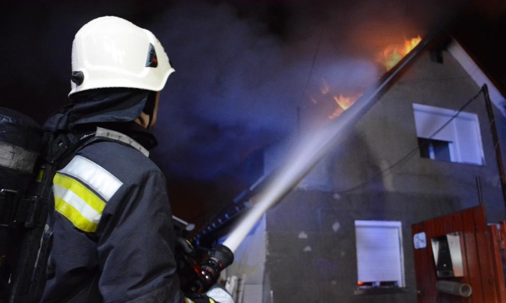 Lángolt egy ház Fóton, kemény éjszakája volt az érintett családnak