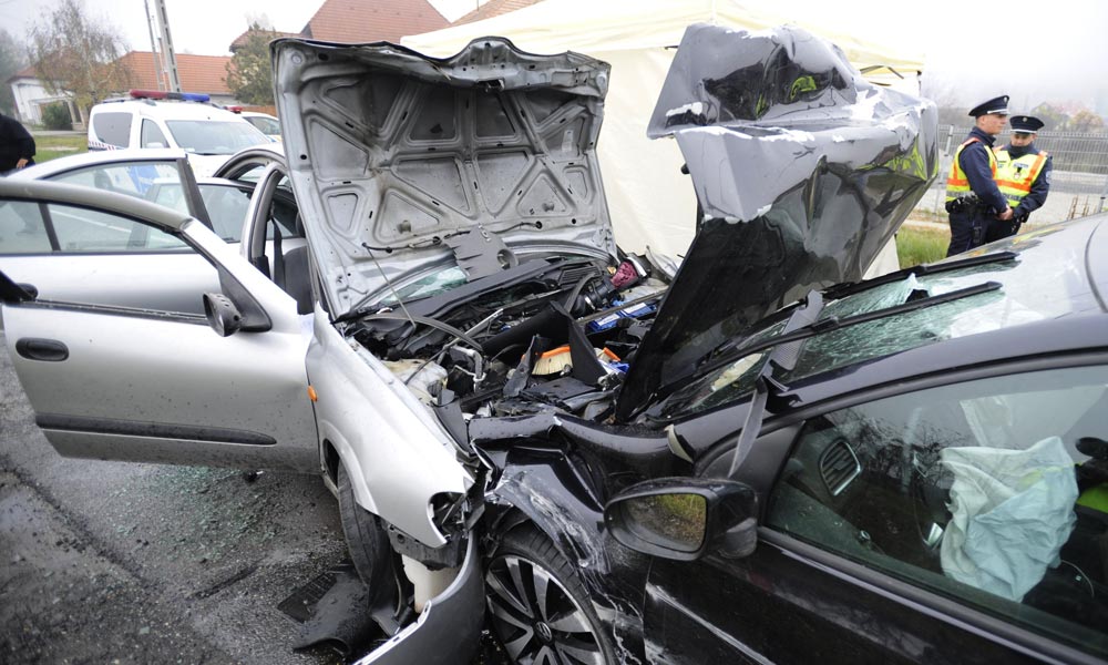 Halálos baleset! Frontálisan ütközött egy Nissan és egy Golf – Fotók!
