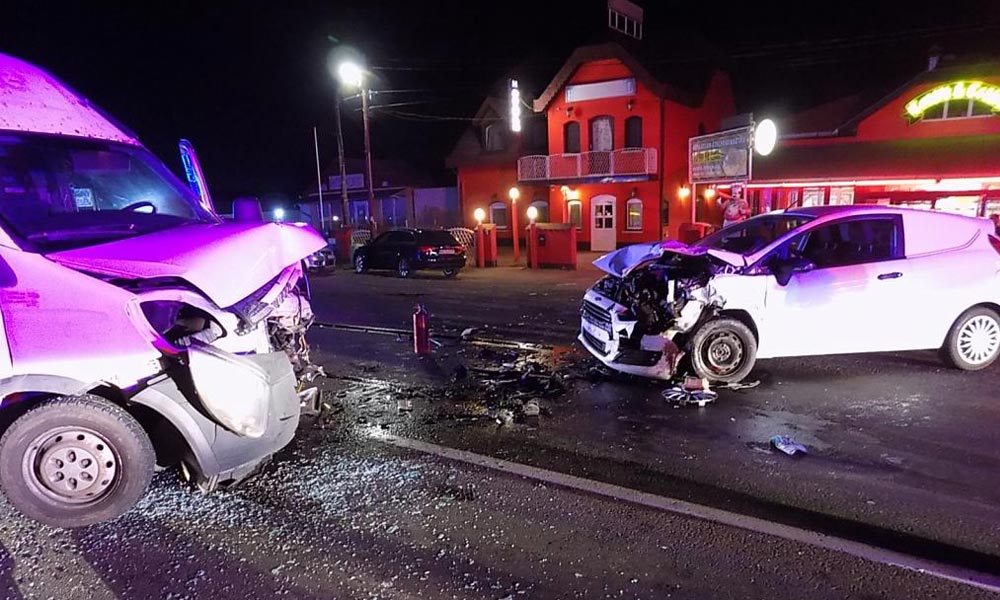 Csúnyán összecsattant egy Fiesta egy kisbusszal – Fotók