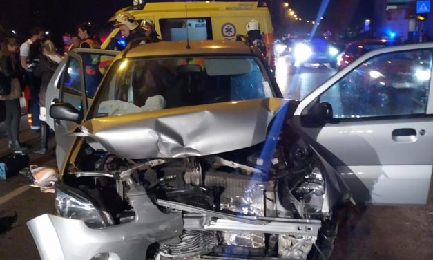 Csúnya karambol Szentendrén, feszítővágó kellett az utas kiemeléséhez – Fotók!