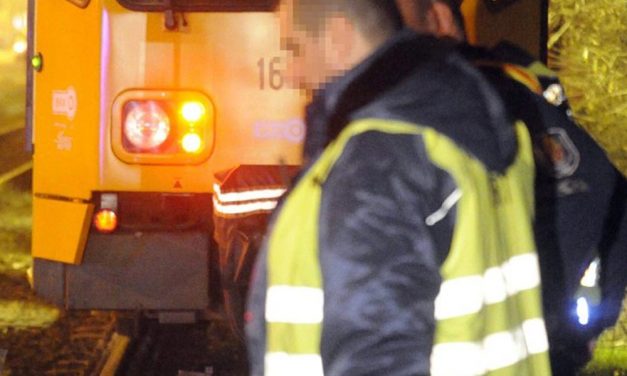 Sokkoló gázolás: tűzoltók emelték ki a sérültet a villamos alól