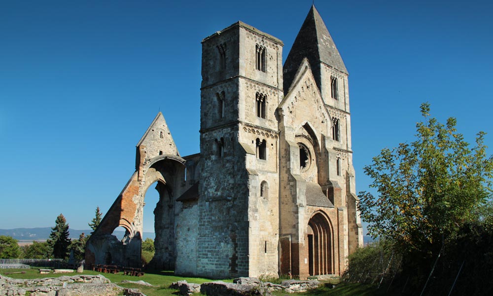 Magyarország legerősebb földrengése lerombolta, most 260 év után újjáépítik Zsámbékon a romtemplomot, itt vannak a friss látványtervek
