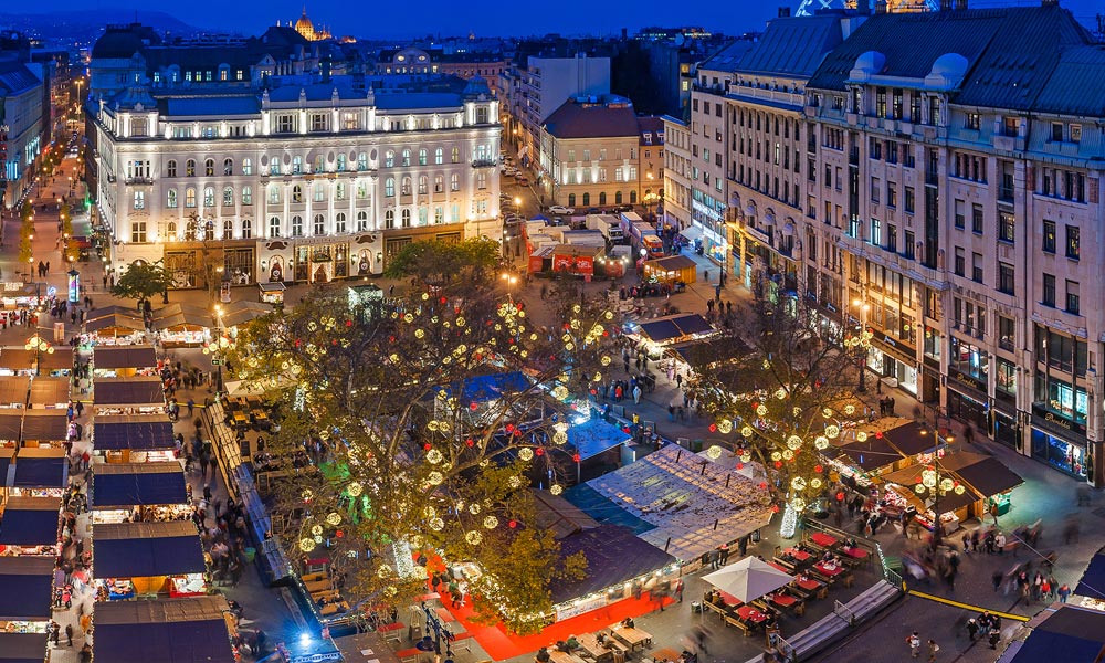 A Gerbeaud Cukrászda előtt az árváknak gyűjtenek adományokat