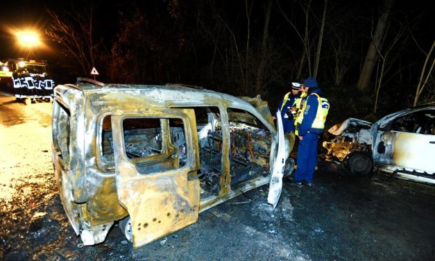 Szörnyű fotók: Kigyulladt két egymásnak csapódótt autó kedd este