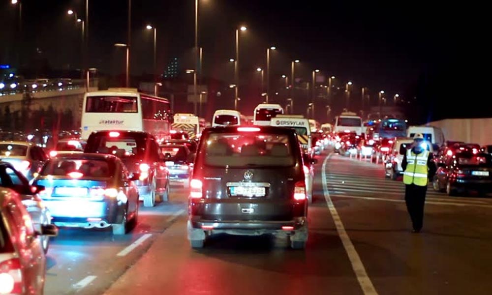 Több kilométeres a dugó az M1-es felöl az M0-áson, baleset is történt