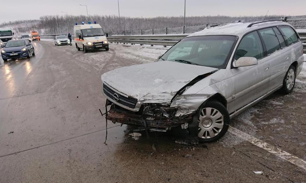Egy kisbusz és egy autó ütközött Kerepesnél, többen megsérültek