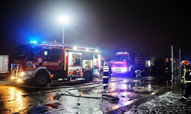 Hatalmas raktár égett le Kistarcsán