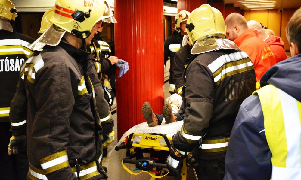 A metrószerelvény alól szedték ki az asszonyt, sokkoló képek a mentésről