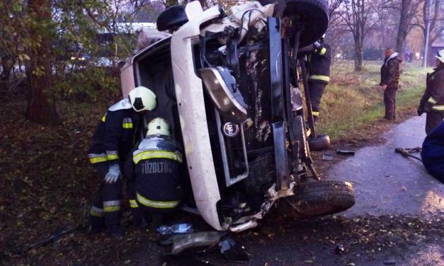 Súlyosan megsérült a sofőr, a Pátynál összetört kisbuszban