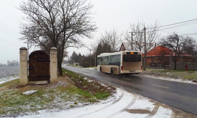 Esik a hó a budai agglomerációban, csúsznak az utak