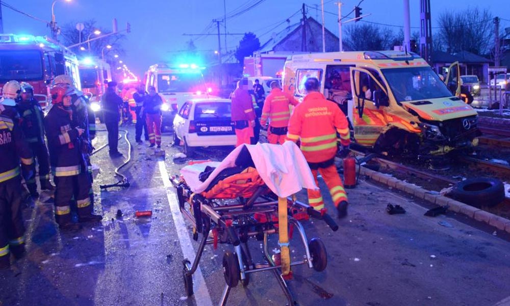 Durva karambol volt az üllői úti Lidl-nél – sokkoló fotókat kaptunk