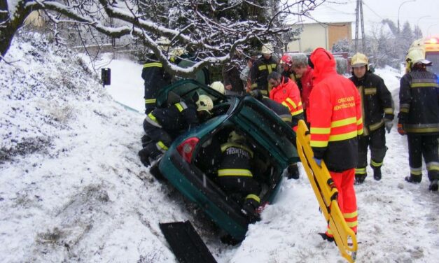 Árokba csúszott és felborult a Renault, az egyik utas beszorult a roncsba