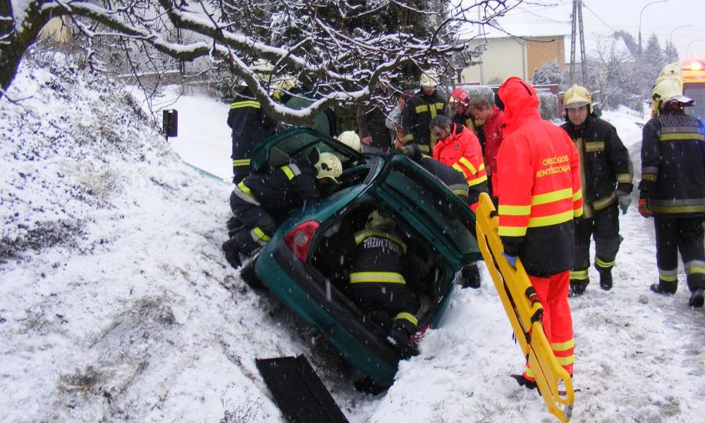Árokba csúszott és felborult a Renault, az egyik utas beszorult a roncsba