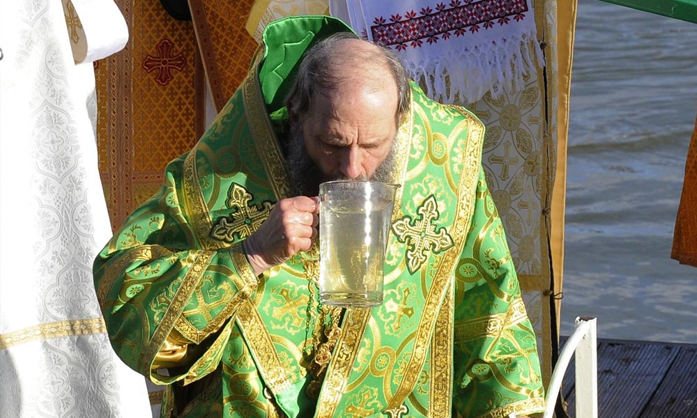 Nagyot kortyolt egy pap a Duna vizéből