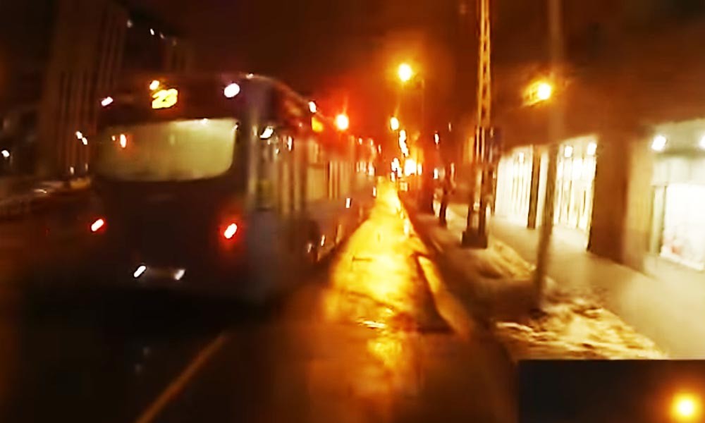 A buszsofőr háromszor is leszorította a biciklist, majd elütötte – Videó