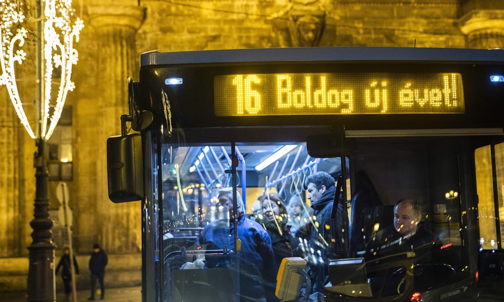 Fiatalkorúak a detoxikálóban, kézben felrobbant petárda – szilveszter este a mentősök szemével