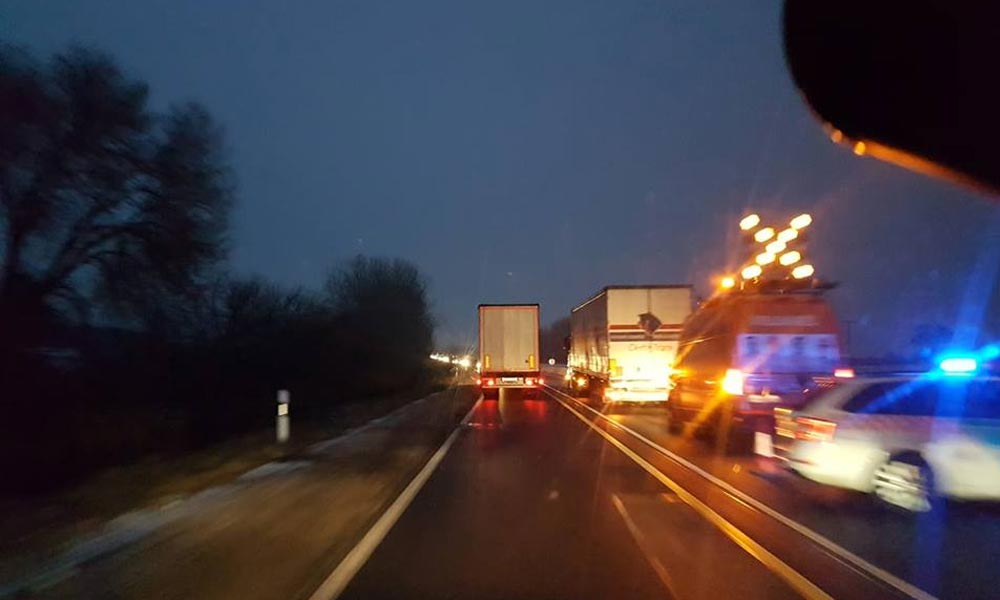 Defektes kamion akadályozza a forgalmat az M2-esen