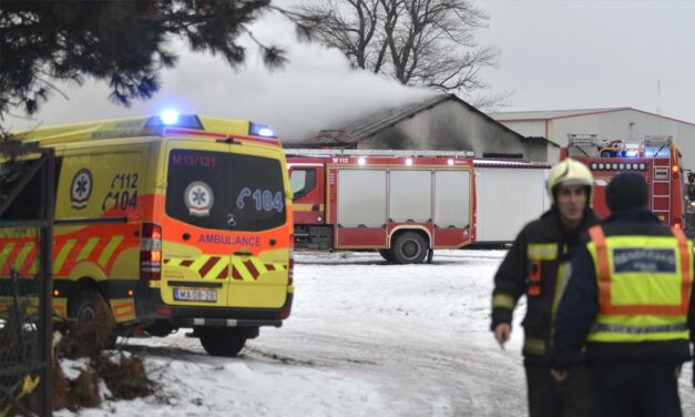 Óriási habfürdővel oltották a raktártüzet Halásztelken