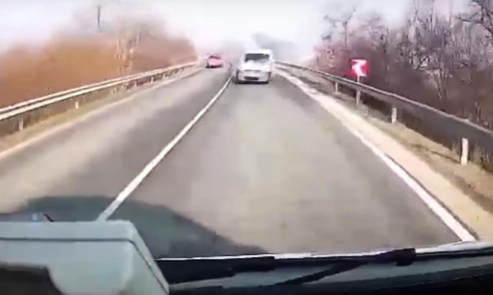 Egy idióta autós miatt centiken múlott, hogy nem karamboloztak a gyerekek – Videó