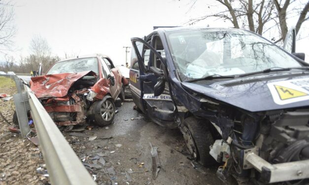 Halálos baleset a Dunakanyarban, három autó csapódott egymásba
