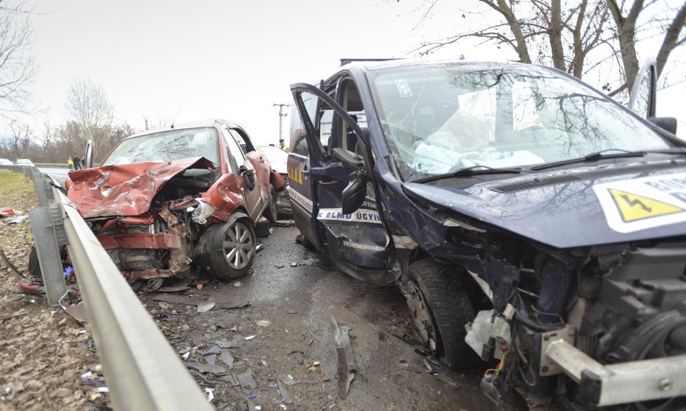 Halálos baleset a Dunakanyarban, három autó csapódott egymásba