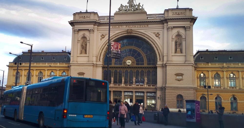 Balhé a metró aluljáróban: morzsaporszívóval ment neki egy férfi a másiknak VIDEÓVAL!