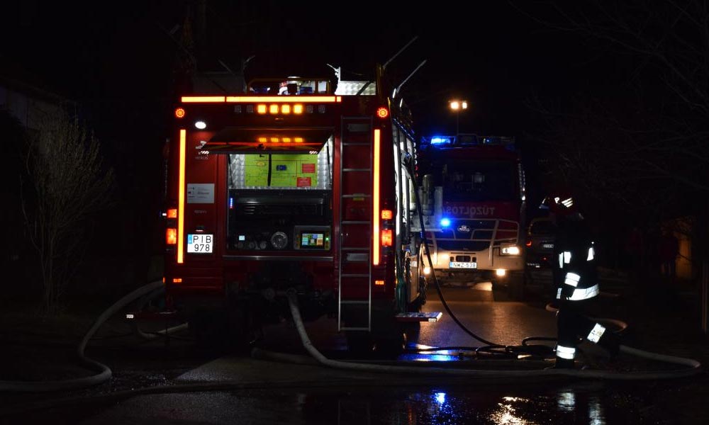 Ilyen az, amikor kigyullad egy garázs és a házra is átterjednek a lángok