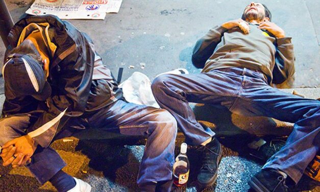 Annyira berúgtak, hogy betörtek egy irodába és elaludtak mindketten