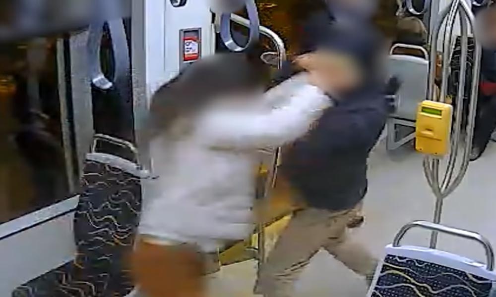 A pofátlan tolvaj ki akarta kapni a villamoson utazó nő kezéből a mobilt (Videó)