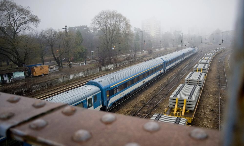 Kirúgtak egy MÁV-ost, mert otthagyta a vonat a monoriakat