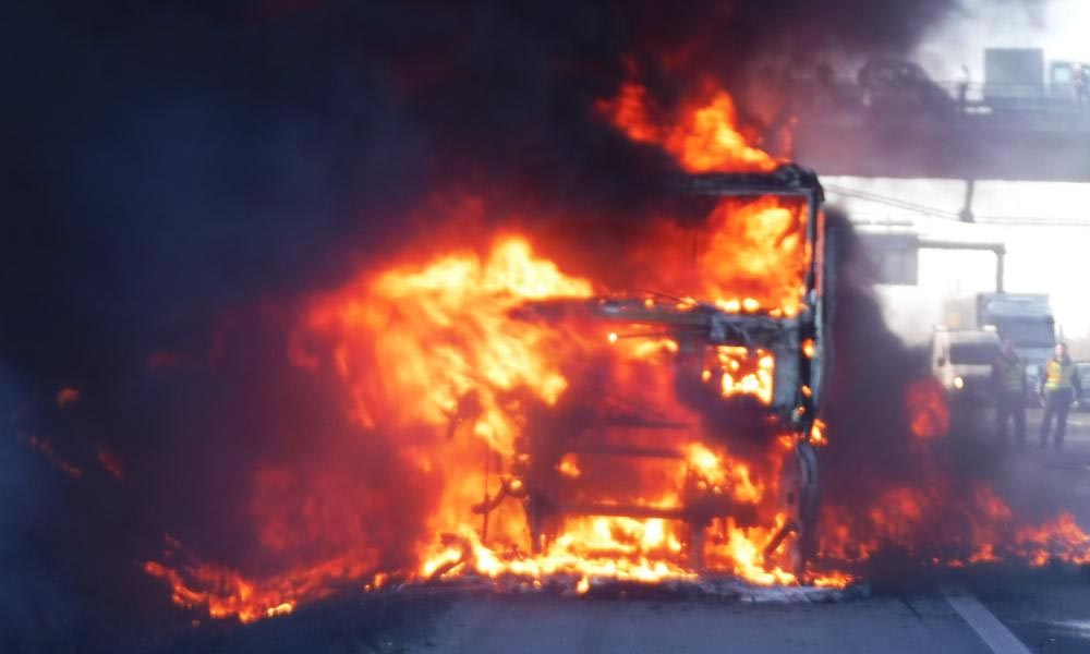 Lángba borult egy kamion az M7-esen, nagy volt a káosz