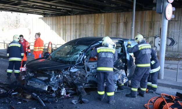 Totálkáros autók és feszítővágó: 10 sokkoló fotó egy nagyon csúnya karambolról
