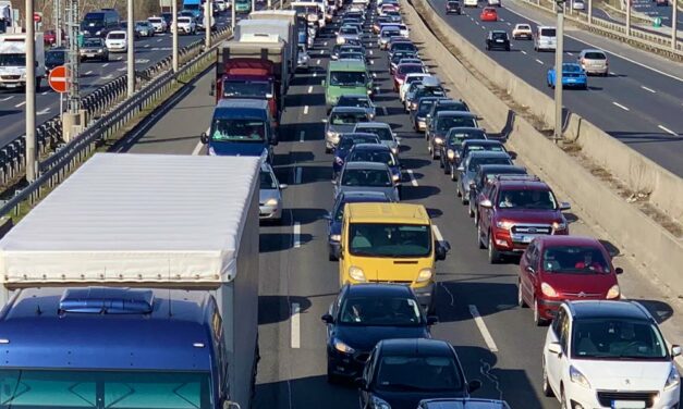 Több kilométeres a torlódás az M5-ösön, mindenhol araszol a forgalom Budapesten és környékén
