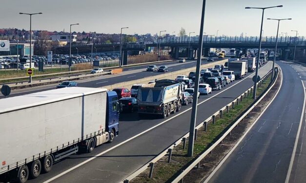 Több kilométeres a dugó az M0-ás déli szakaszán